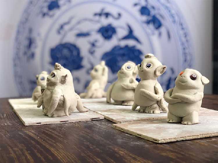 是通过动手和借助木刀工具把瓷泥捏塑成动物,花鸟,碗杯瓶等不同的造型